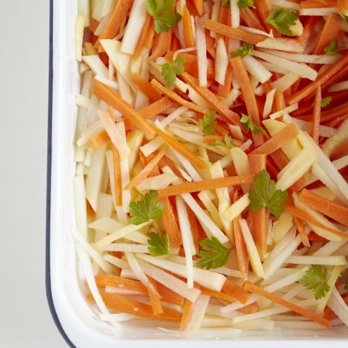 Ein super leckeres und auch noch gesundes Rezept für einen der Kohlrabi-Apfel-Möhren Rohkost Salat