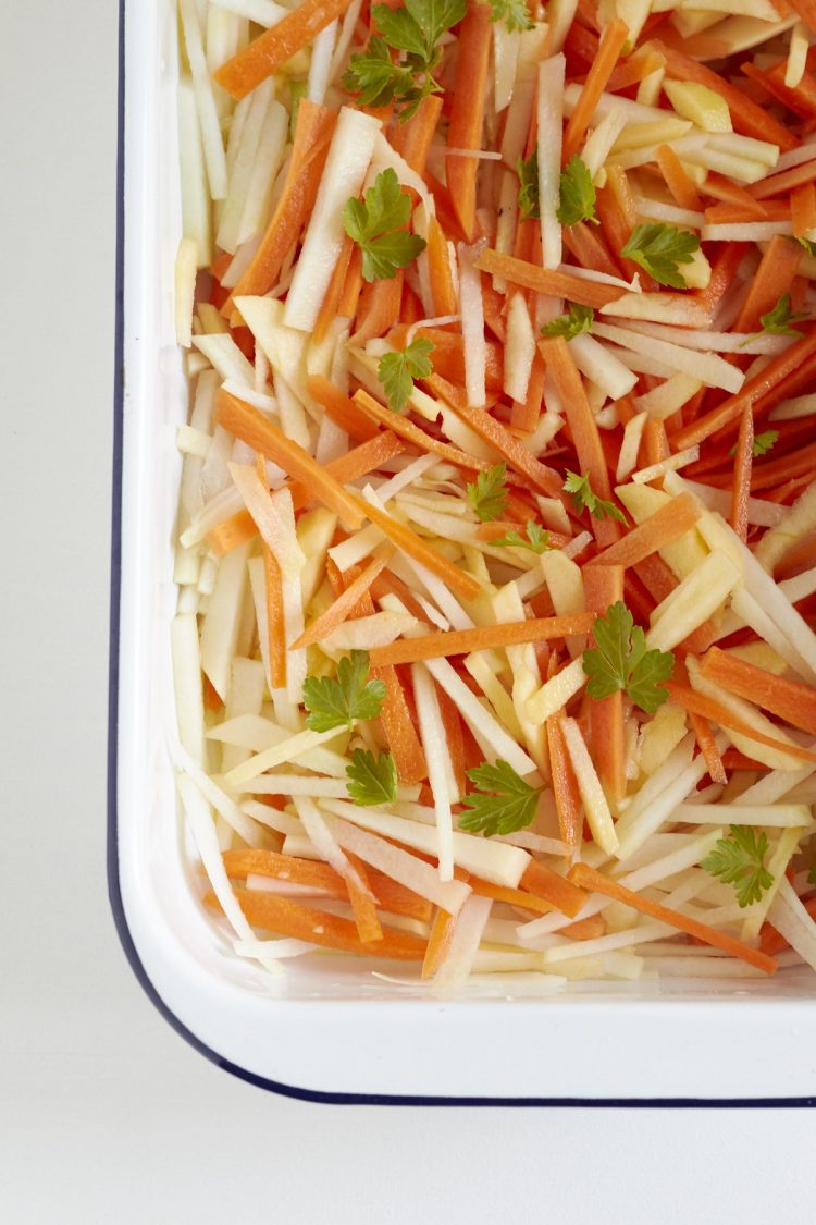 Ein super leckeres und auch noch gesundes Rezept für einen der Kohlrabi-Apfel-Möhren Rohkost Salat