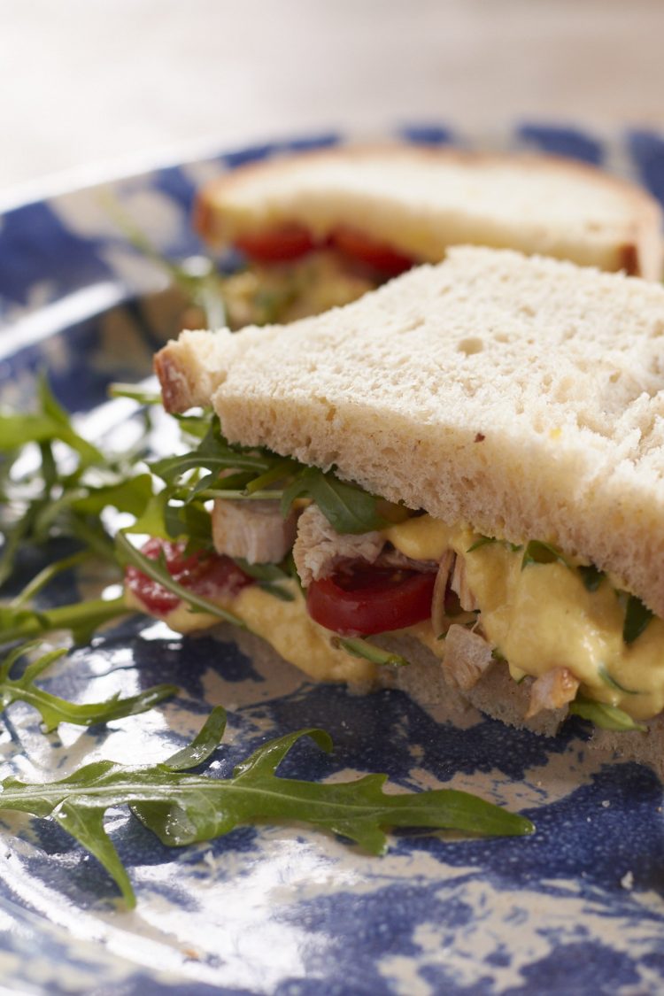 Schnittchen Schneewittchen auf Tastesheriff: Mango-Hühnchen-Sandwich. Perfekt zum Mitnehmen und super lecker und fruchtig!