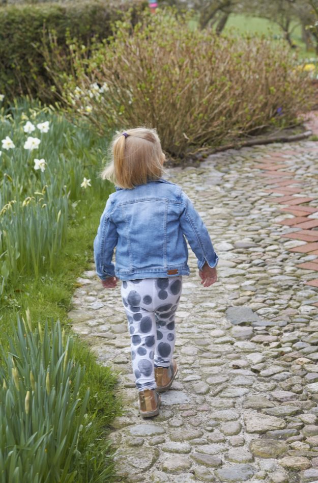 Ein s&uuml;&szlig;es DIY von Tastesheriff f&uuml;r eine Punktehose. Selbsgemacht mit Kartoffeldruck auf einer wei&szlig;en Leggins.