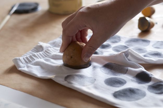 Ein s&uuml;&szlig;es DIY von Tastesheriff f&uuml;r eine Punktehose. Selbsgemacht mit Kartoffeldruck auf einer wei&szlig;en Leggins.