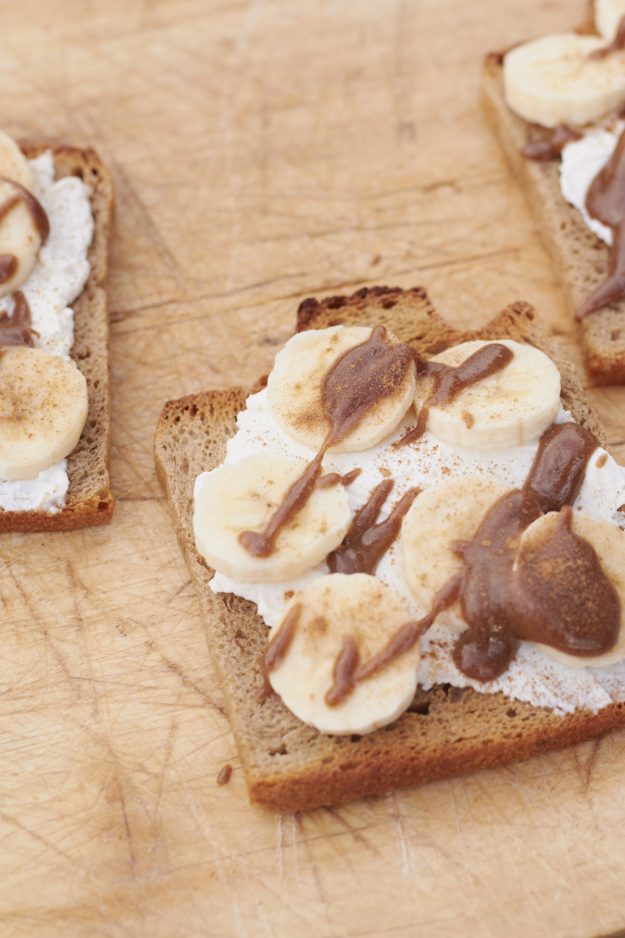 Anleitung für ein Schnittchen Schneewittchen: Ricotta-Bananen-Toast. Eine Leckerei mit orientalischem Touch durch ein bisschen Tahina - super lecker!