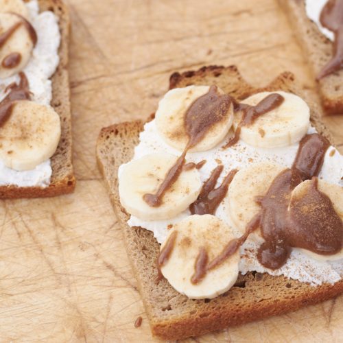 Anleitung für ein Schnittchen Schnewittchen: Ricotta-Bananen-Toast. Eine Leckerei mit orientalischem Touch durch ein bisschen Tahina - super lecker!