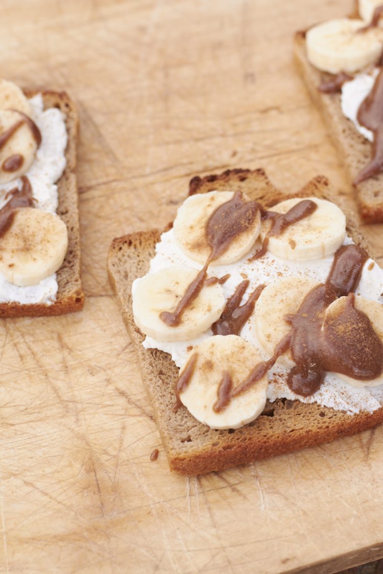 Anleitung für ein Schnittchen Schnewittchen: Ricotta-Bananen-Toast. Eine Leckerei mit orientalischem Touch durch ein bisschen Tahina - super lecker!