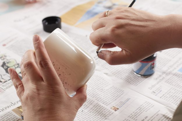 DiY von Tastesheriff: Mit einem klitzekleinen Aufwand hast du ein paar tolle individuelle Tassen aus denen der Kaffee dann gleich noch viel besser schmeckt! 