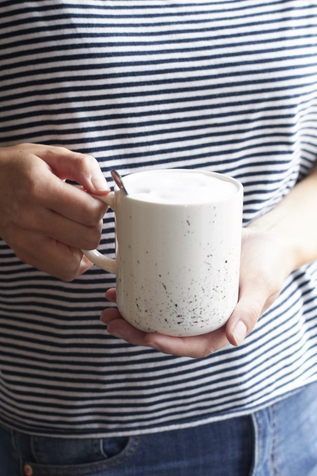 DiY von Tastesheriff: Mit einem klitzekleinen Aufwand hast du ein paar tolle individuelle Tassen aus denen der Kaffee dann gleich noch viel besser schmeckt! 