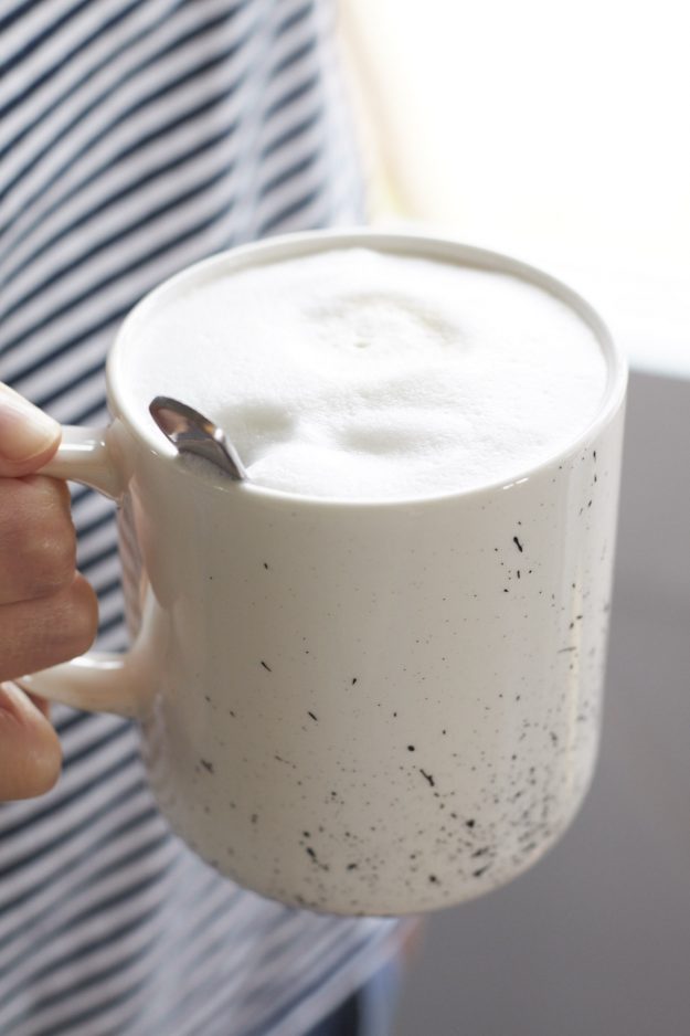 DiY von Tastesheriff: Mit einem klitzekleinen Aufwand hast du ein paar tolle individuelle Tassen aus denen der Kaffee dann gleich noch viel besser schmeckt! 