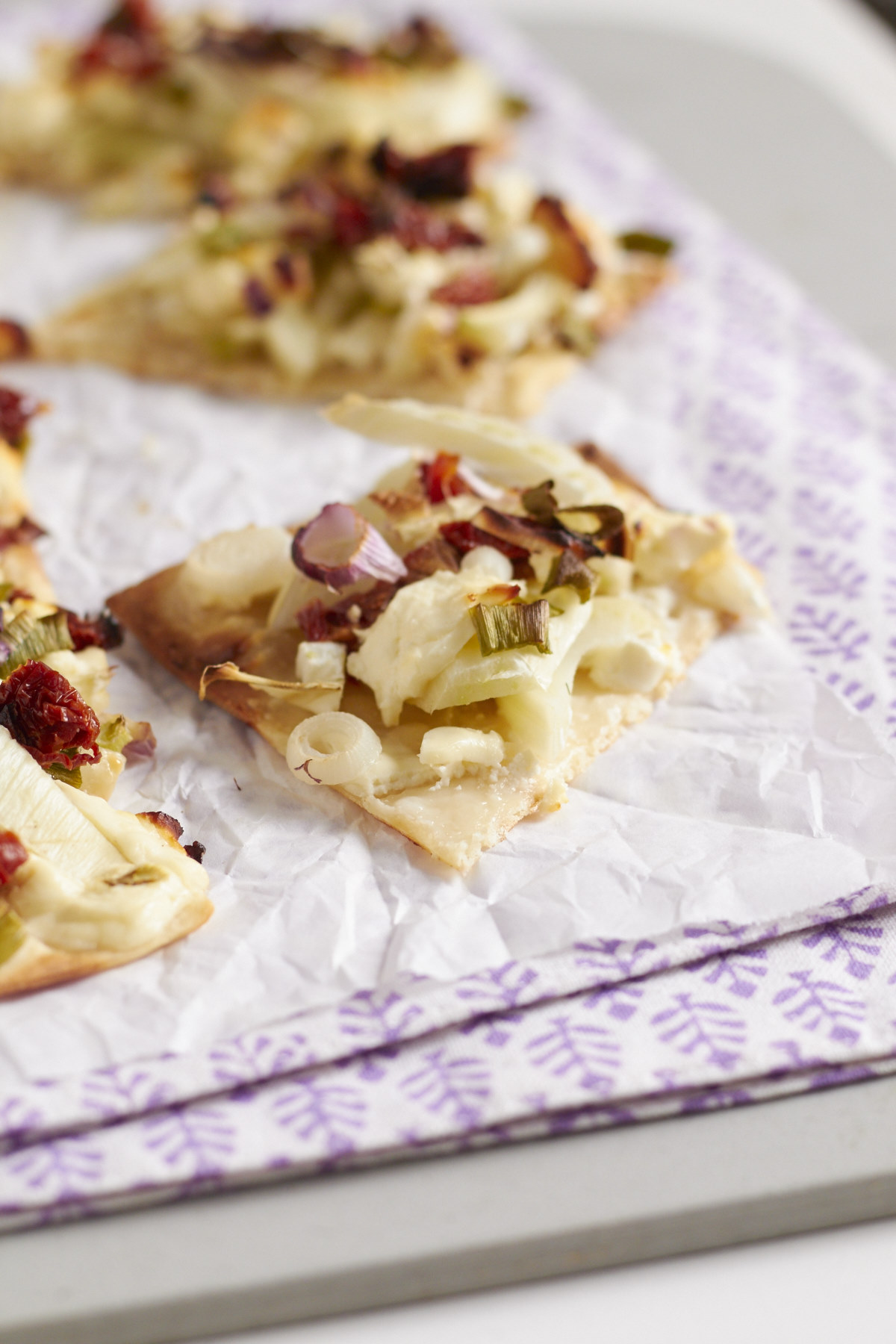 Gemüseexpedition – Fenchel Flammkuchen mit Frühlingszwiebeln und Feta ...