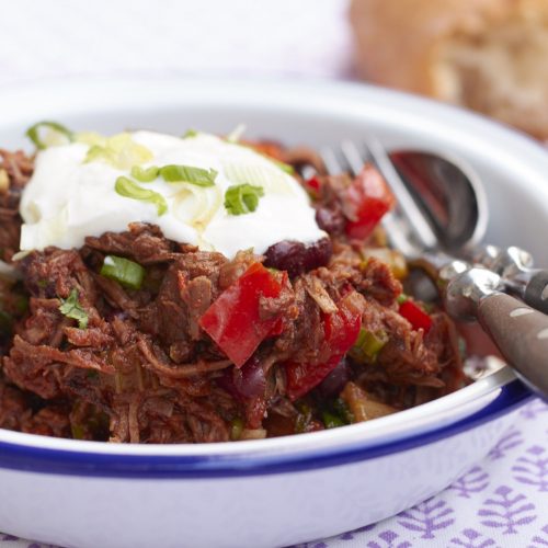 Ein super leckeres Rezept auf Tastesheriff für ein geschmortes Chili con Carne aus dem Kochbuch "Red Hot Chili Kitchen" - für alle die es gerne etwas schärfer mögen!