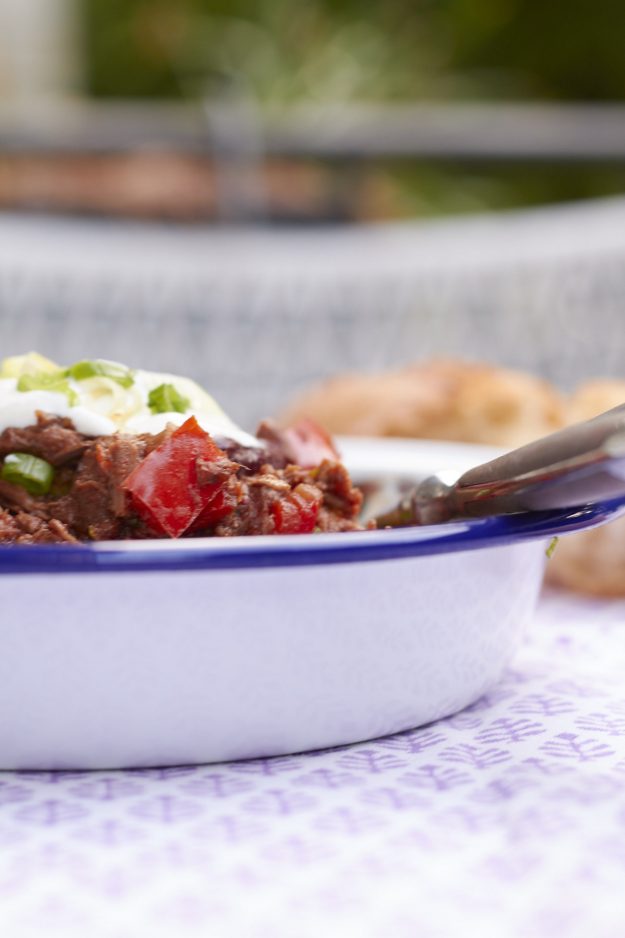 Ein super leckeres Rezept auf Tastesheriff für ein geschmortes Chili con Carne aus dem Kochbuch "Red Hot Chili Kitchen" - für alle die es gerne etwas schärfer mögen!