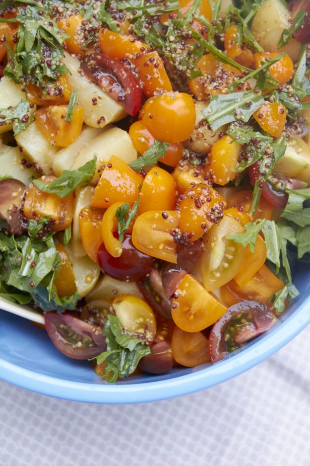 Ein Rezept von Tastesheriff für einen super Sommer Salat mit Karoffeln und Tomaten. Passt super auf jedes Grill Buffet, den Abendbrotstisch oder in die Lunchbox.