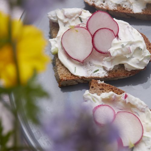 Ein Rezept für eine Radieschen Frischkäse Creme für die Gemüse Expedition von Tastesheriff. Und noch viel mehr Ideen zum anrichten, kochen und backen mit Radieschen.