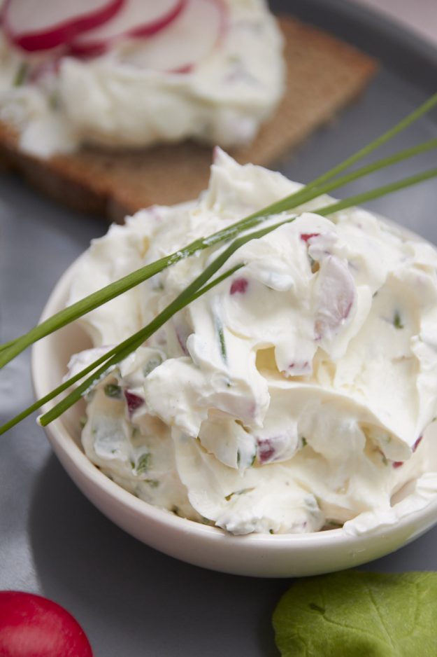 Rezept für eine Radieschen Frischkäse Creme. Prima zum Abendbrot, als Dip zum Grillen, oder einfach auf frisches Brot oder zu Laugengebäck, lecker und cremig! Ein Rezept für eine Radieschen Frischkäse Creme für die Gemüse Expedition von Tastesheriff. Und noch viel mehr Ideen zum anrichten, kochen und backen mit Radieschen.