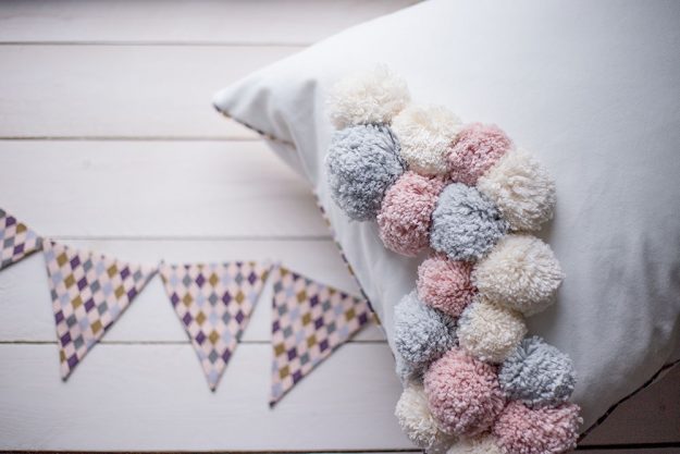 the blogbook ist zu Gast bei Tastesheriff. Und sie bringt ein DIY mit. Flauschige Pompoms und fluffige Kissen - na wenn das nix ist!