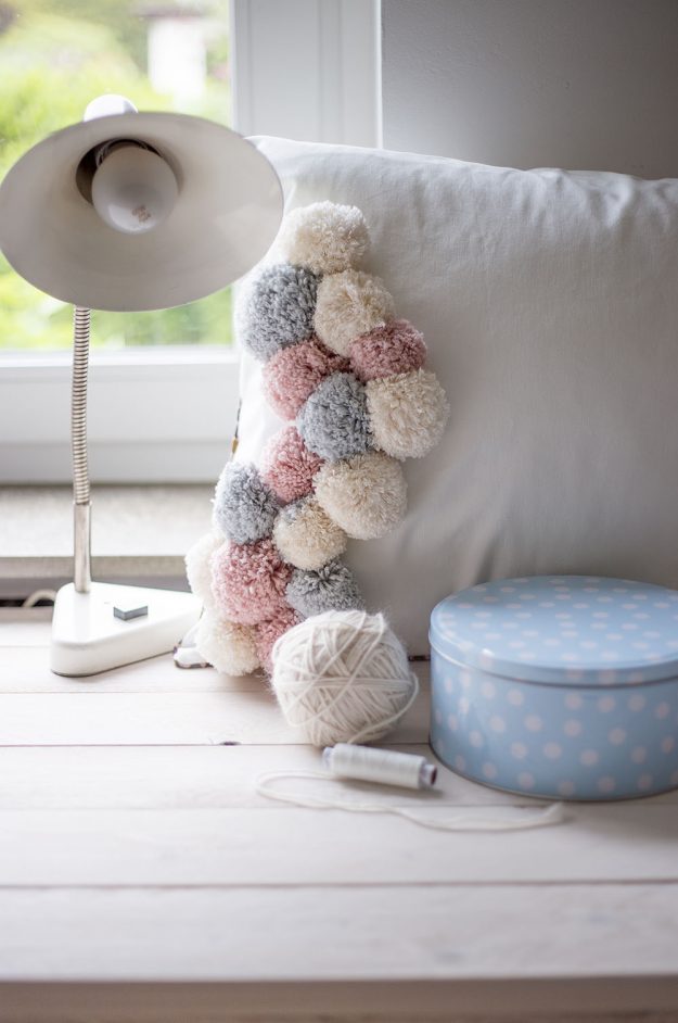 the blogbook ist zu Gast bei Tastesheriff. Und sie bringt ein DIY mit. Flauschige Pompoms und fluffige Kissen - na wenn das nix ist!