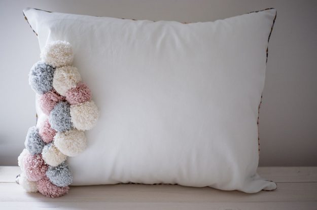 the blogbook ist zu Gast bei Tastesheriff. Und sie bringt ein DIY mit. Flauschige Pompoms und fluffige Kissen - na wenn das nix ist!