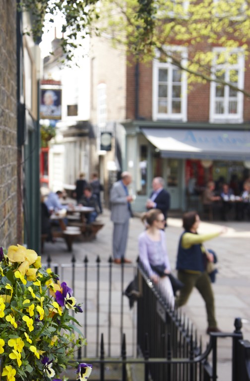Mit Tastesheriff und Onken nach London - jedenfalls kulinarisch! Hier findet ihr ein tolles Rezept f&uuml;r einen Erdbeer-Pimms-K&auml;sekuchen und bekommt dazu noch ein paar tolle Tipps f&uuml;r euren n&auml;chsten St&auml;dtetrip nach London!