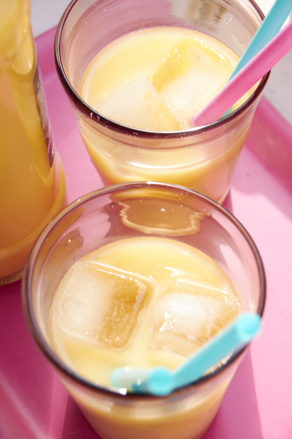 Bestes Sommergetr&auml;nk mit Schuss - Eierlikoer mit Maracuja on the Rocks. 