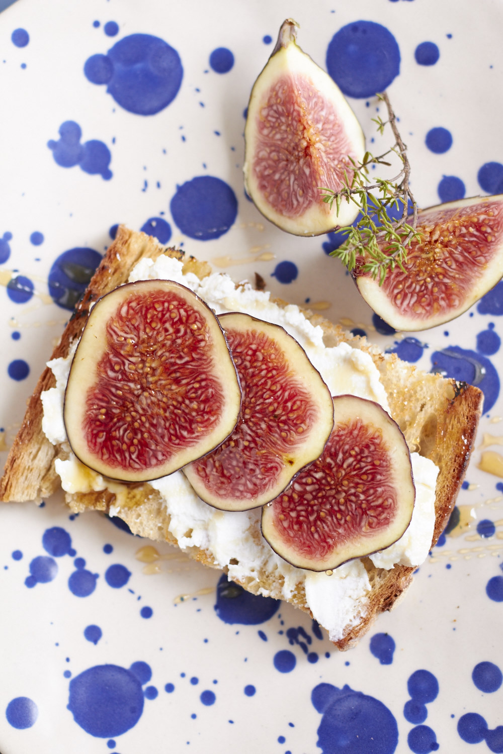 Schnittchen Schneewittchen - super leckere Stullen mit Feigen, Ricotta und frischem Thymian. Das schmeckt nach Sommer und dem letzten Urlaub am Meer!