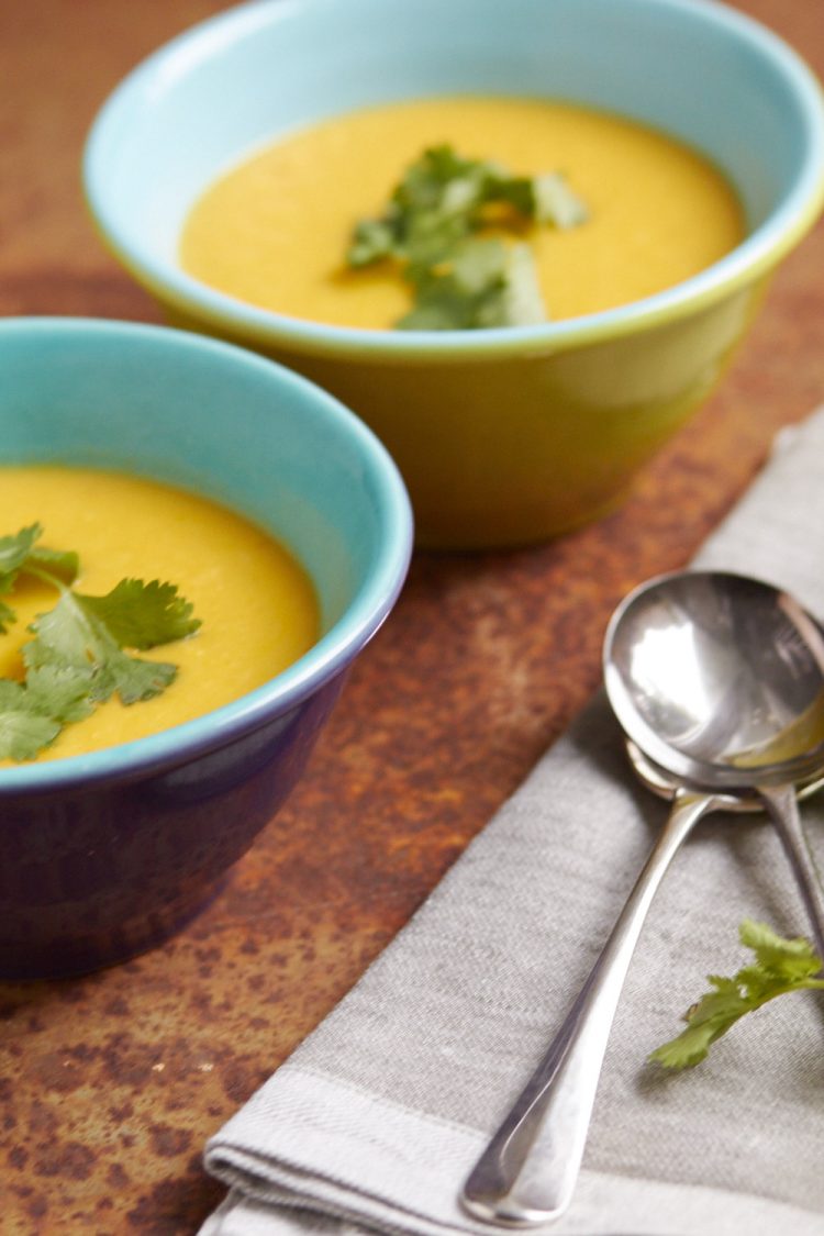 mein liebstes Möhrensuppen Rezept - eine heisse Supper aus Möhren, Ingwer und Kokosmilch