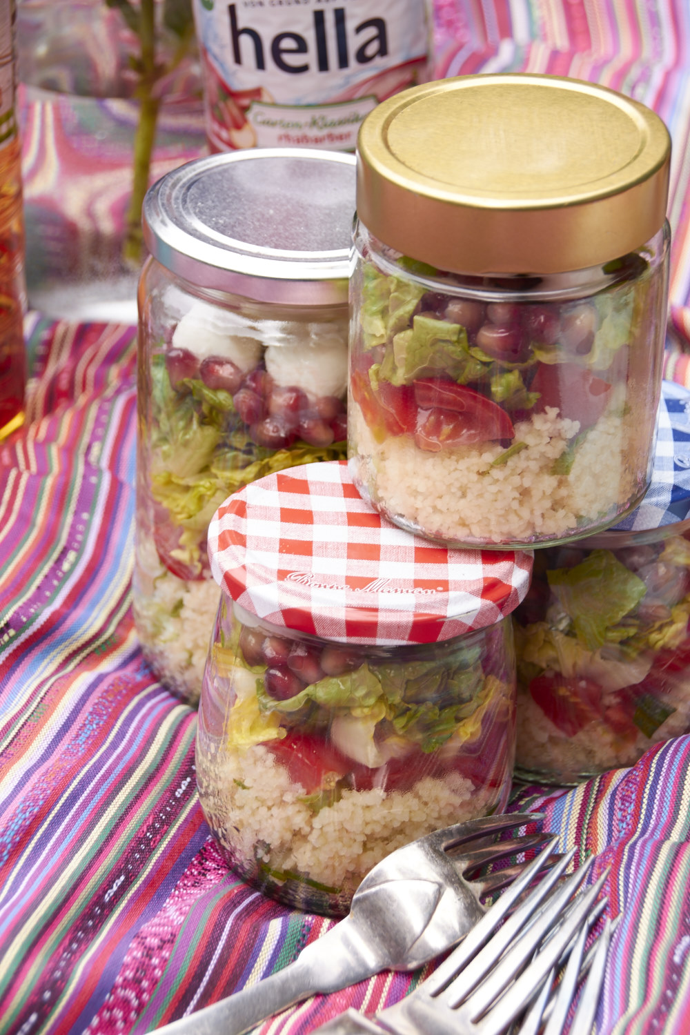 Ein sommerliches Picknick im Grünen: mit fruchtig, frischen hella Garten-Klassikern und Salat to go aus dem Glas.
Ein sommerliches Picknick im Grünen mit Couscous-Salat to go aus dem Glas. Eignet sich auch toll als Snack für eine lange Autofahrt oder als Mittag im Büro.