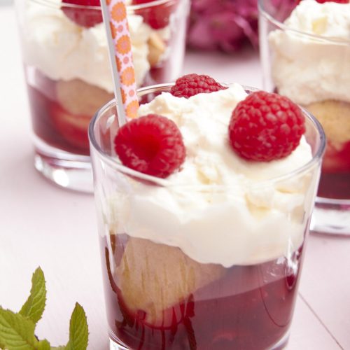 Rote Grütze, Windbeutel und Mascarponecreme als Nachtisch im Glas- super lecker und schnell gemacht.