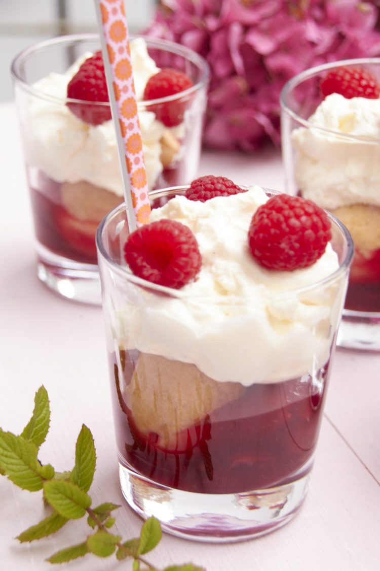 Rote Grütze, Windbeutel und Mascarponecreme als Nachtisch im Glas- super lecker und schnell gemacht.