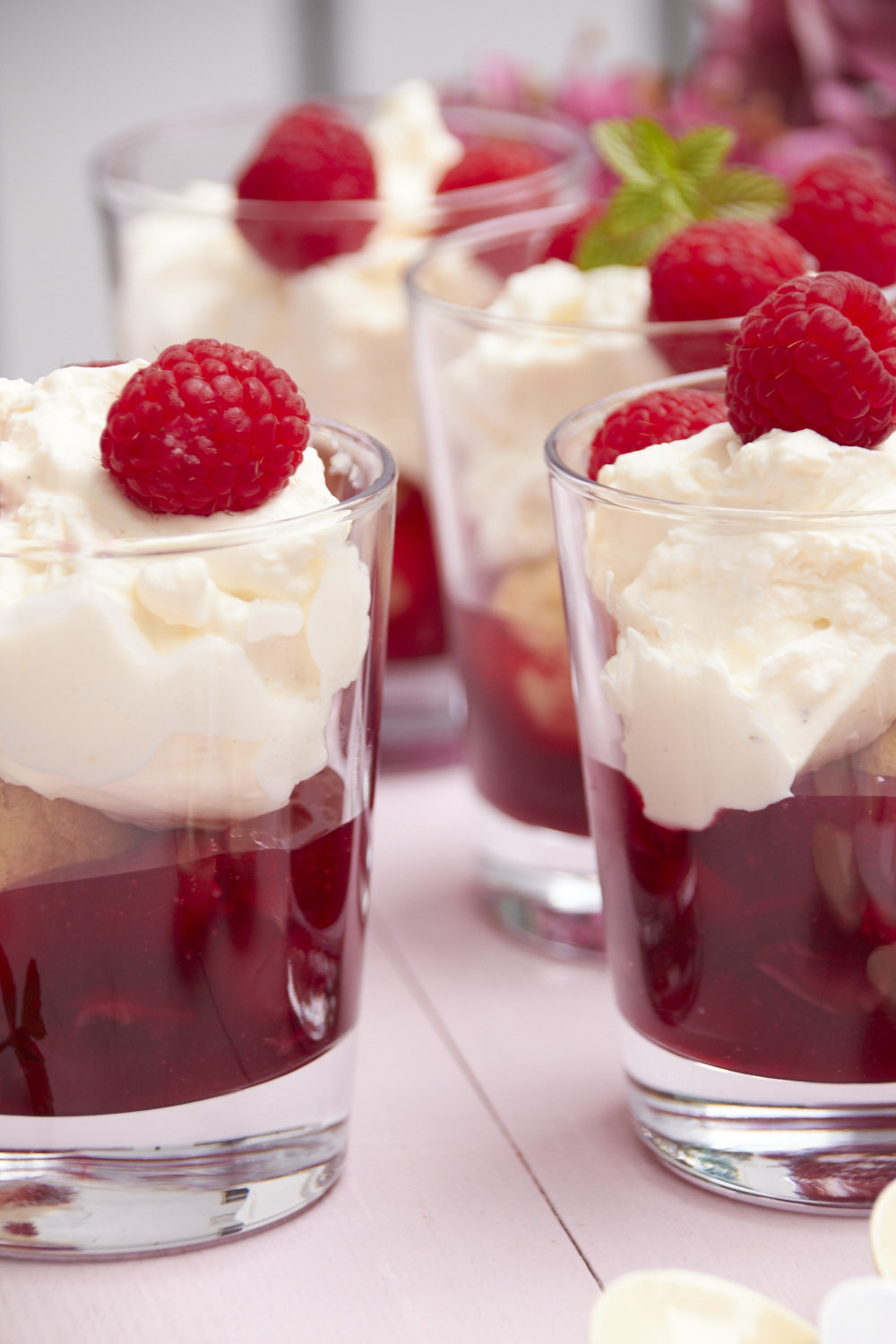 Sommer im Glas – Rote Grütze mit Windbeuteln als leckeres Dessert ...