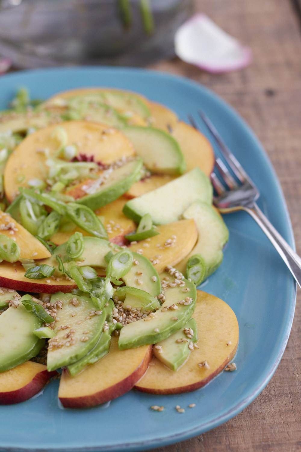 Ein köstlich, frischer Spätsommer-Salat: Avocado Nektatrinen Salat