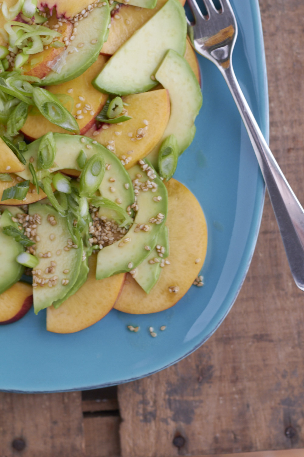 Ein köstlich, frischer Spätsommer-Salat: Avocado Nektatrinen Salat