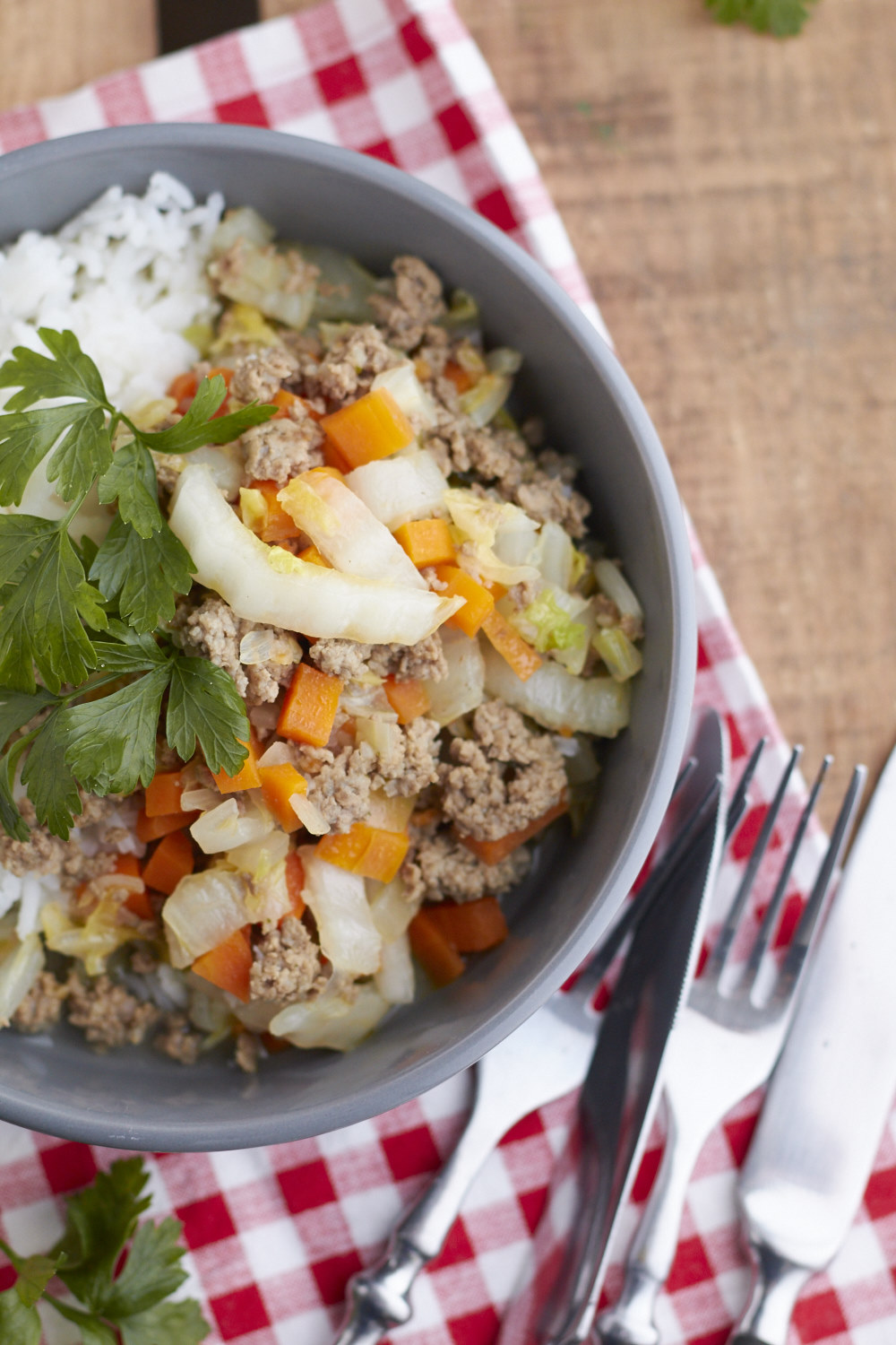 Lecker, schnell und gesund - das wird in der kalten Jahreszeit gebraucht! Mein Rezept für die China-Kohl-Hack Pfanne ist da unschlagbar. Lass sie dir schmecken!
Eine leckere Chinakohl Pfanne mit Reis wärmt im Herbst und Winter.