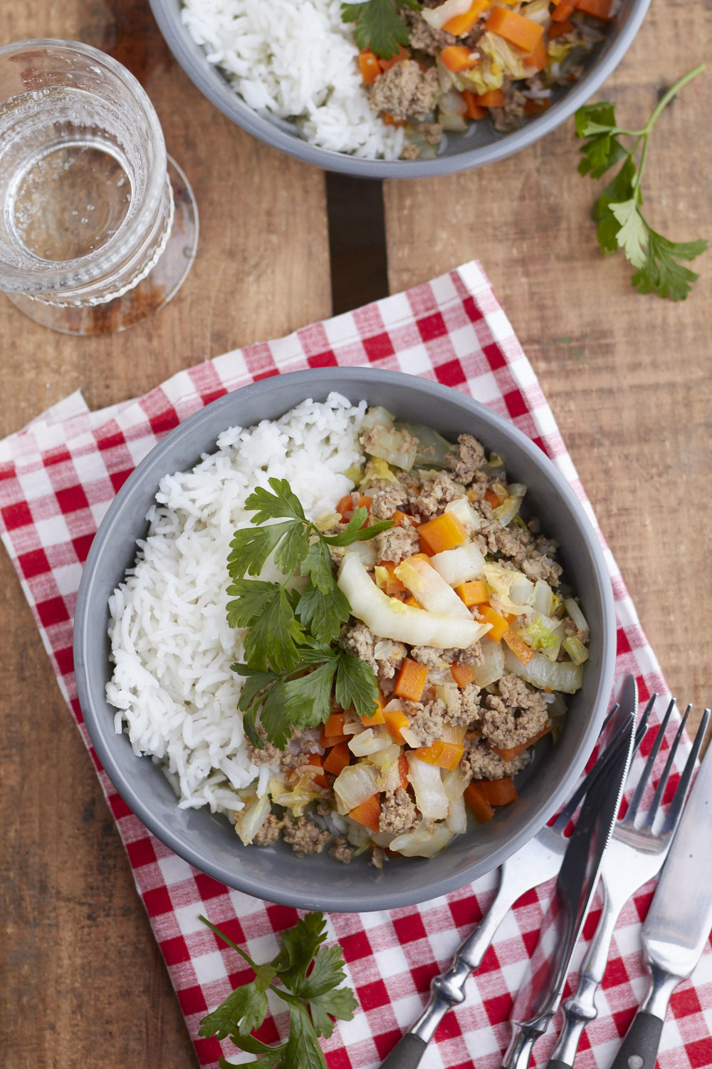 Lecker, schnell und gesund - das wird in der kalten Jahreszeit gebraucht! Mein Rezept für die China-Kohl-Hack Pfanne ist da unschlagbar. Lass sie dir schmecken!
Eine leckere Chinakohl Pfanne mit Reis wärmt im Herbst und Winter.