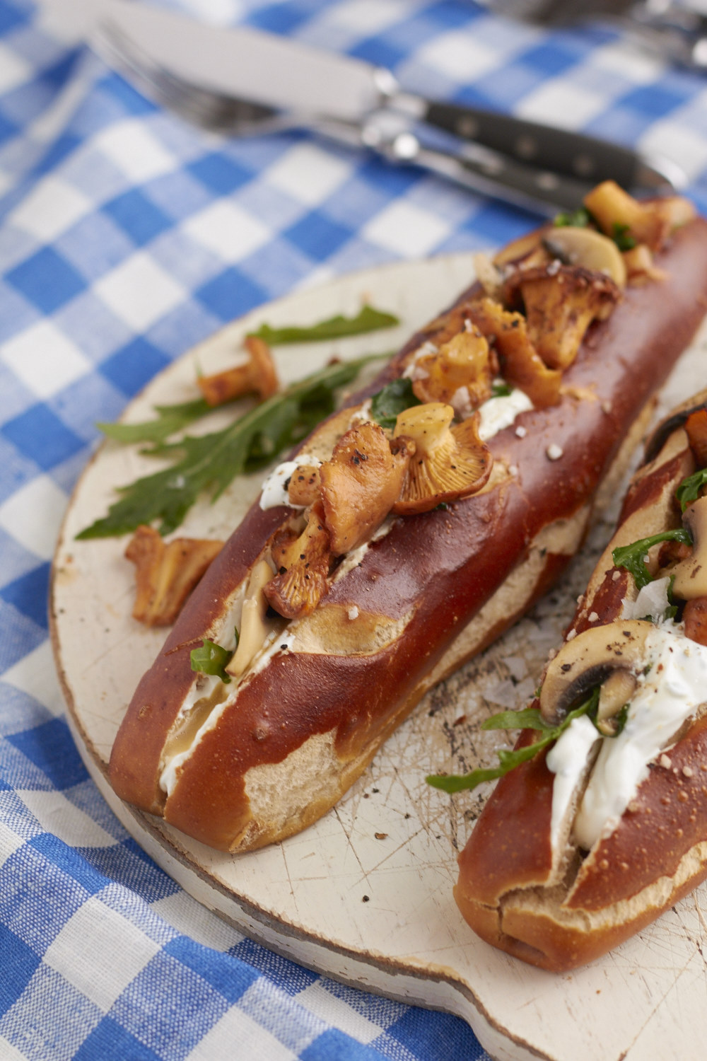 Vegetarische Laugenstange mit frischen Waldpilzen