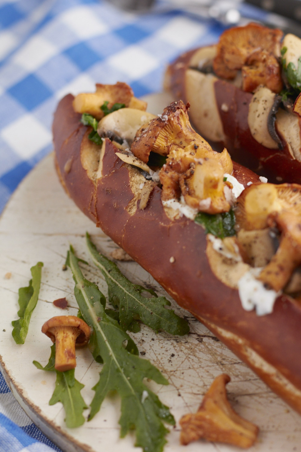 Vegetarische Laugenstange mit frischen Waldpilzen