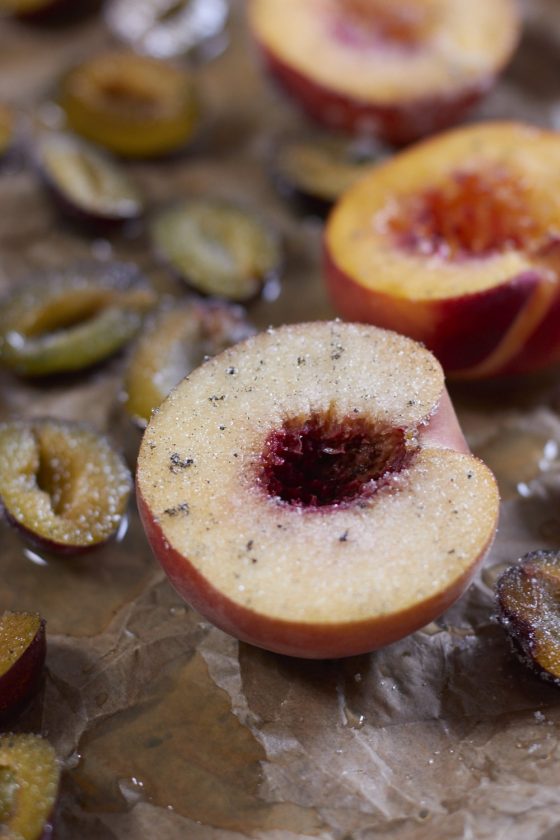 Karamellisierte Pflaumen &amp; Pfirsiche mit Eis | tastesheriff