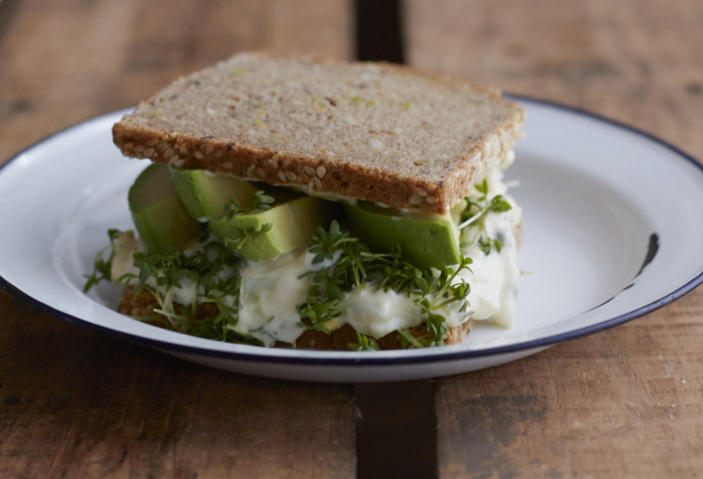 Leckere Stulle mit Avocado und Eiersalat.