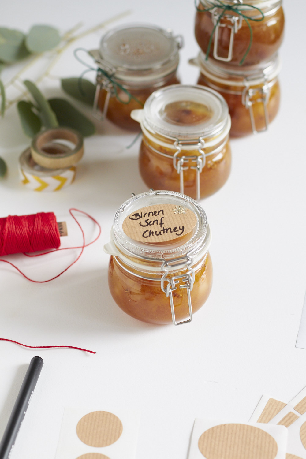 Leckeres Birnen-Chutney mit Senf, ein tolles selbstgemachtes Geschenk aus der Küche! Schmeckt toll zu Fleisch oder Käse und mein Geheimtipp Ziegenfrischkäse!