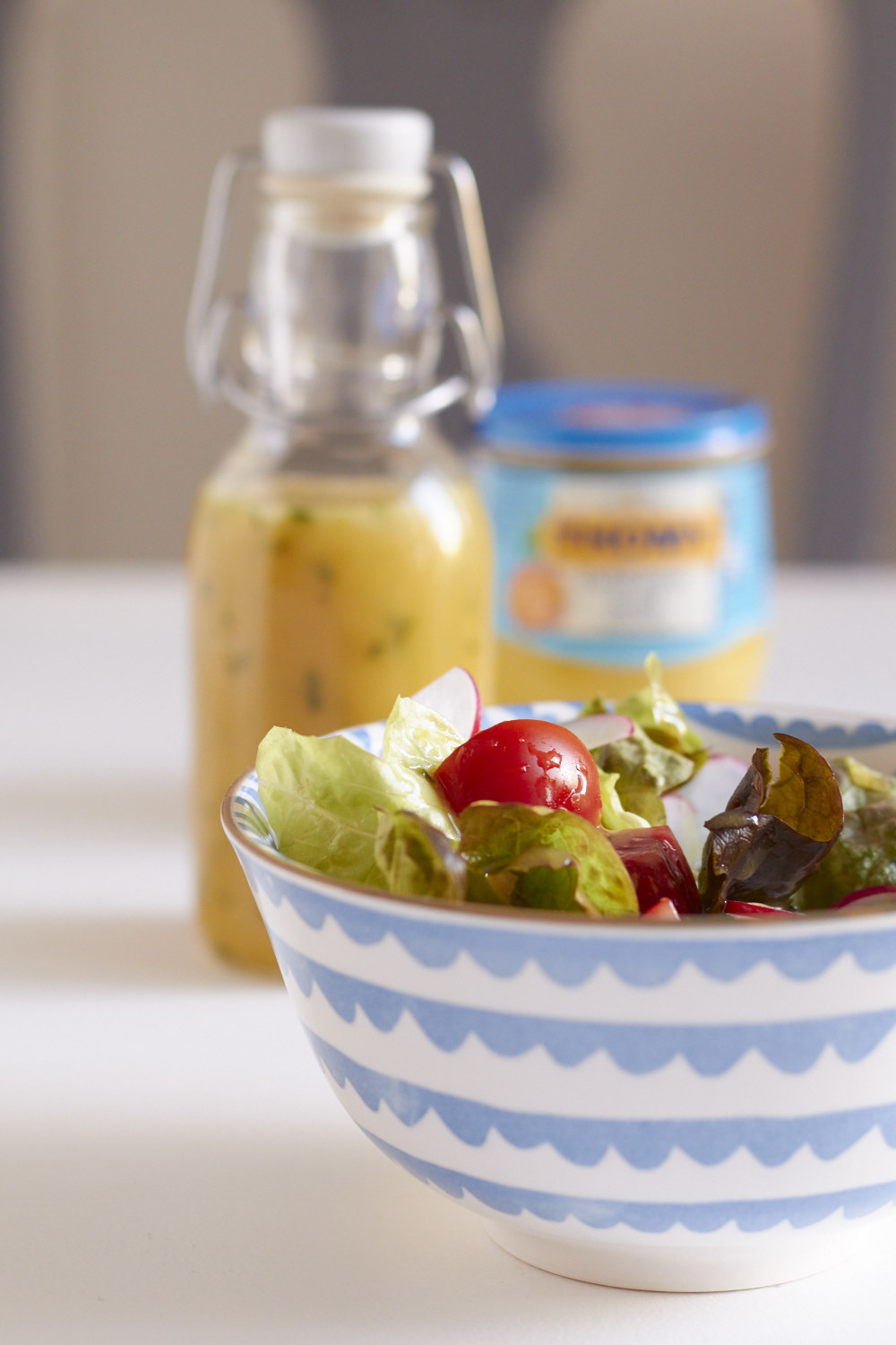 Frischer Salat mit einem Honig-Senf-Dressing, das Rezept ist super schnell zuzubereiten und schmeckt unglaublich lecker! Es schmeckt zu jedem Salat immer gut!