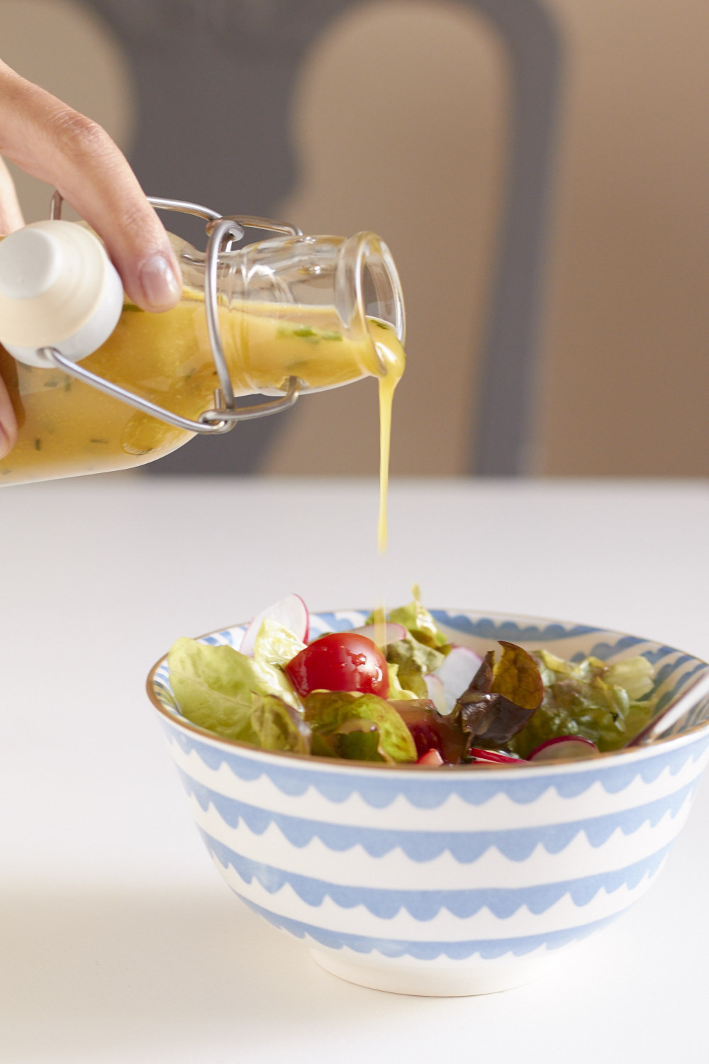 Frischer Salat mit einem Honig-Senf-Dressing, das Rezept ist super schnell zuzubereiten und schmeckt unglaublich lecker! Es schmeckt zu jedem Salat immer gut!