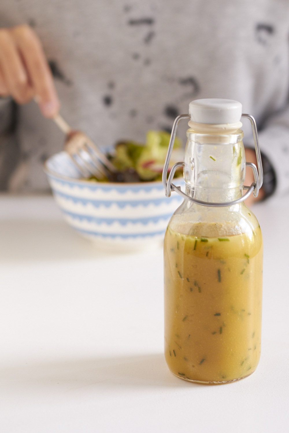 Frischer Salat mit einem Honig-Senf-Dressing, das Rezept ist super schnell zuzubereiten und schmeckt unglaublich lecker! Es schmeckt zu jedem Salat immer gut!