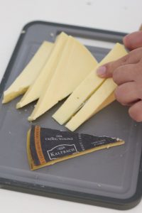 Kaltbach Kaesemenue - die Vorspeise - eine leckere K&auml;sequiche mit Salat