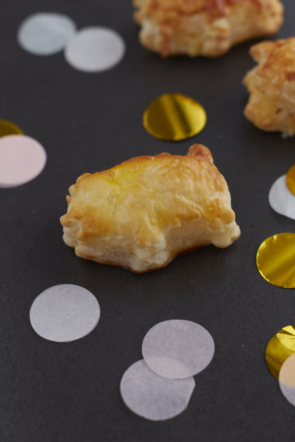 K&auml;se-Bl&auml;tterteig in Schweineform 