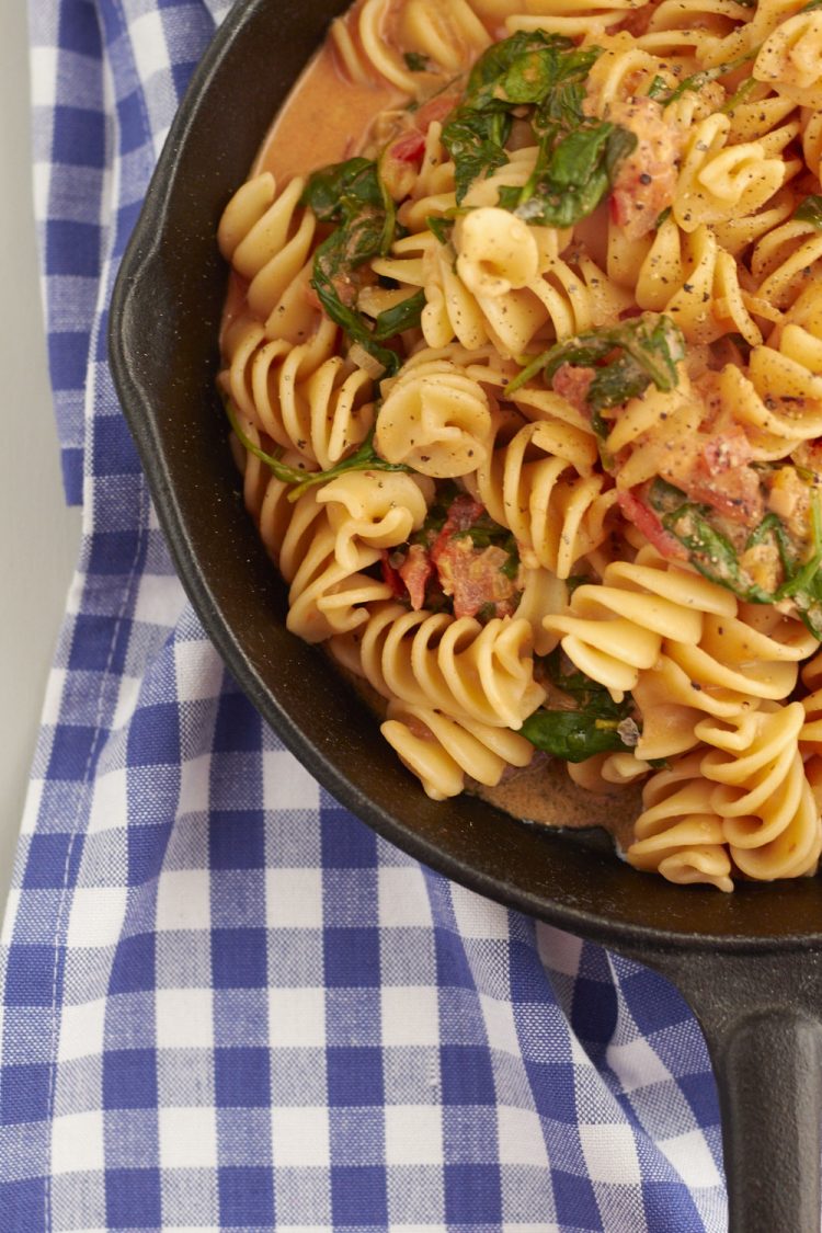 Ein super leckeres Nudelrezept wärmt das Herz! Cremige Spinat-Tomaten Nudeln
