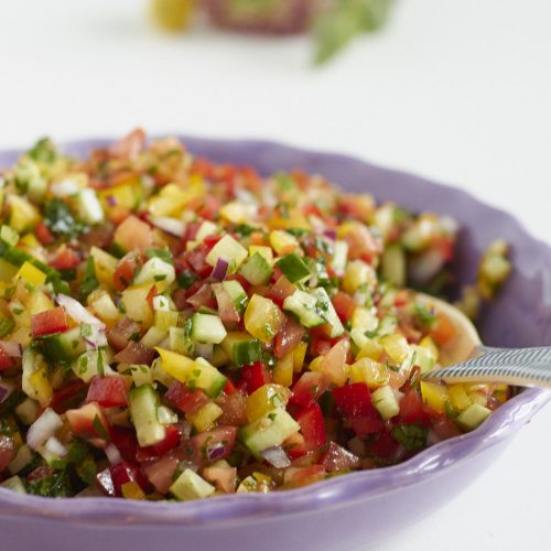 Frisch zubereitet und ganz schön bunt – ein israelischer Salat.