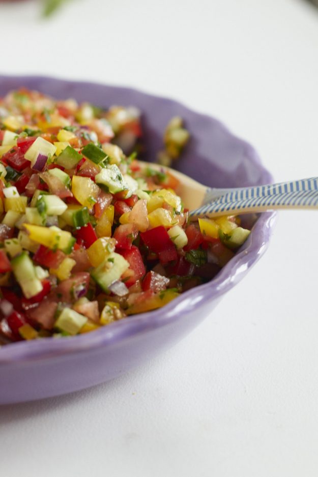 Frisch zubereitet und ganz schön bunt – ein israelischer Salat.