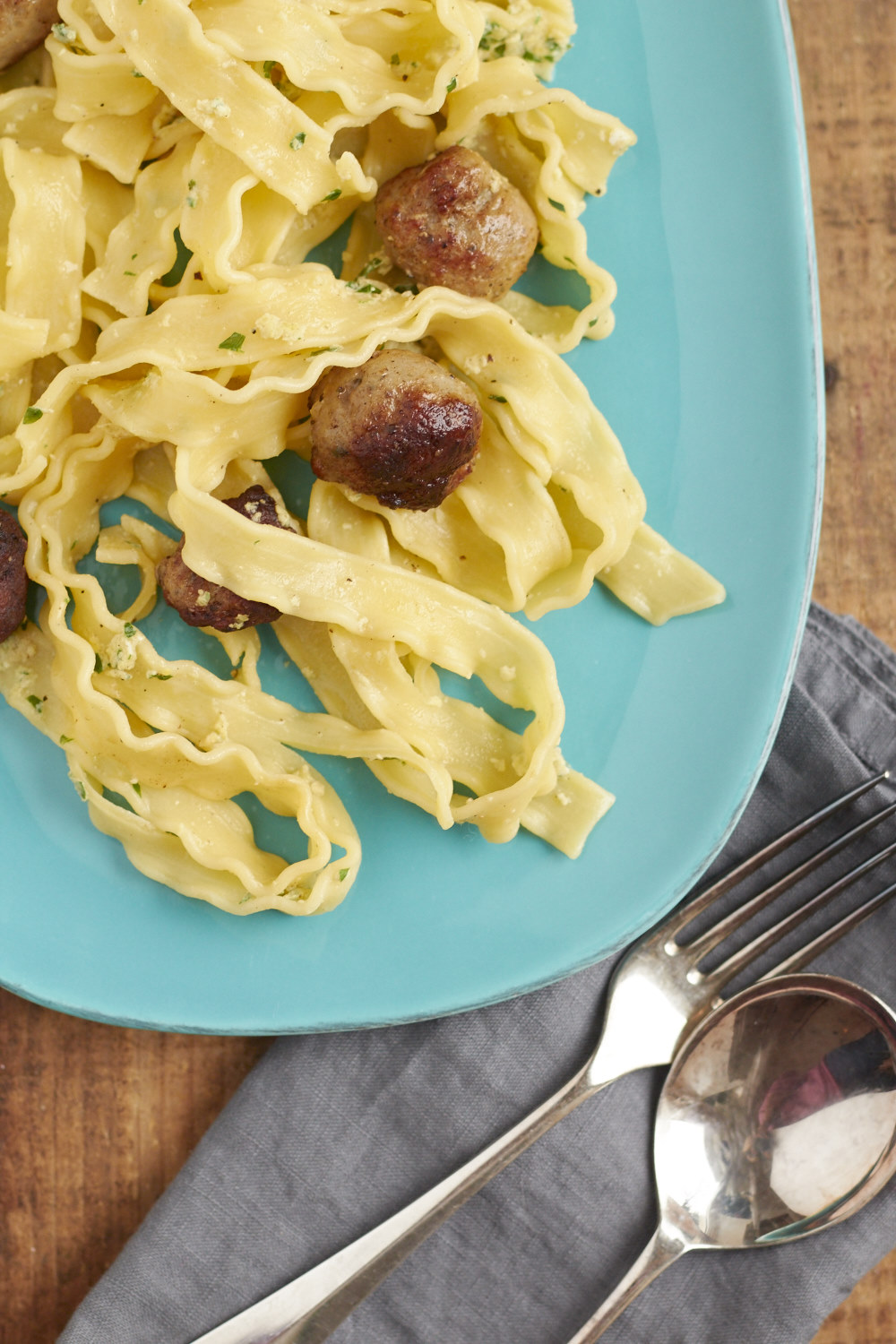 Hervorragend blitzschnelle Wuerstchen-Carbonara aus Jamie Olivers neuem Kochbuch 