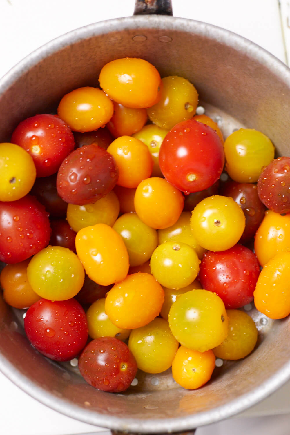 Alle Lieben Pasta und im Februar mit Tomaten! Bei Tastesheriff findet ihr ein leckeres Rezept f&uuml;r bunte Tomatenpasta mit Knoblauch und Basilikum.
