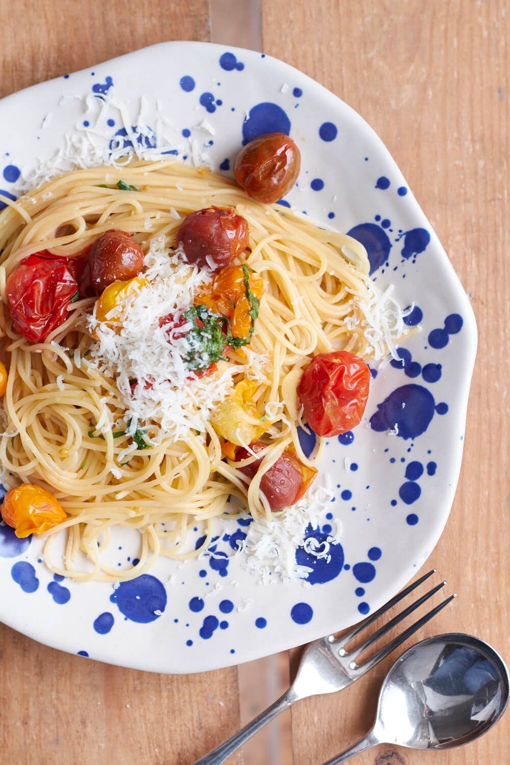 Alle Lieben Pasta und im Februar mit Tomaten! Bei Tastesheriff findet ihr ein leckeres Rezept für bunte Tomatenpasta mit Knoblauch und Basilikum.