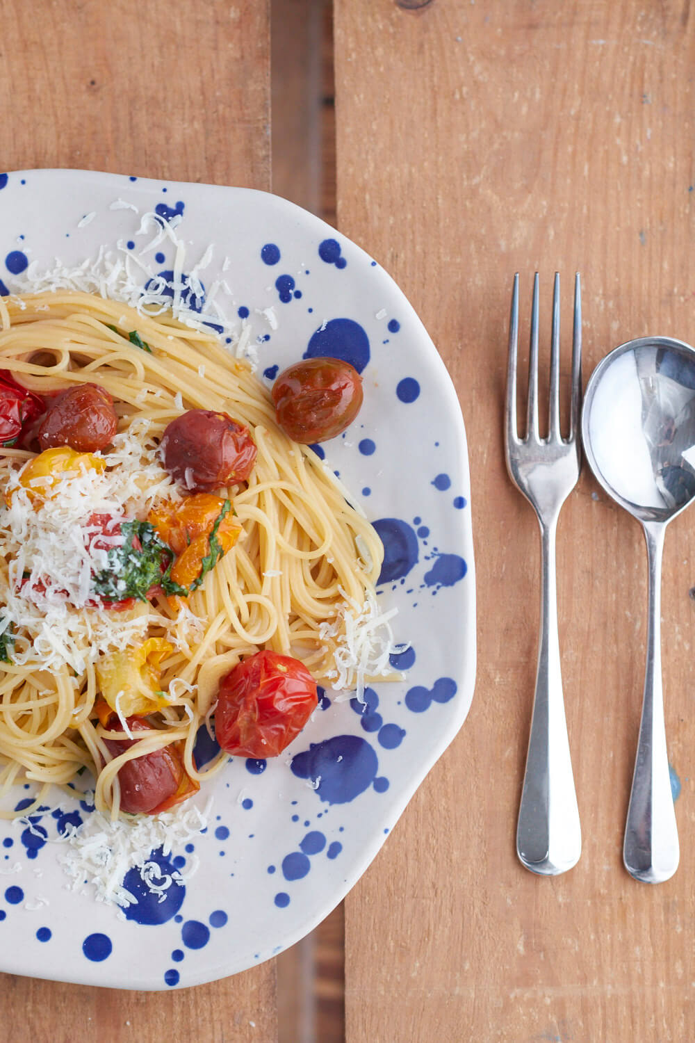 Alle Lieben Pasta und im Februar mit Tomaten! Bei Tastesheriff findet ihr ein leckeres Rezept für bunte Tomatenpasta mit Knoblauch und Basilikum.