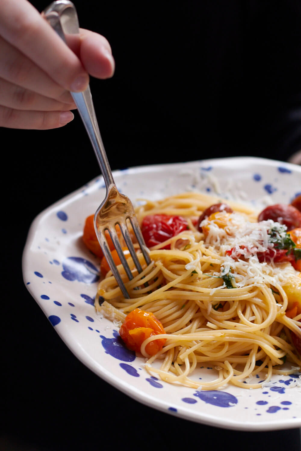 Alle Lieben Pasta und im Februar mit Tomaten! Bei Tastesheriff findet ihr ein leckeres Rezept für bunte Tomatenpasta mit Knoblauch und Basilikum.